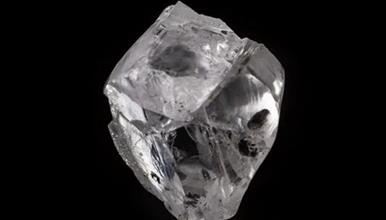 Двајца другари од Индија, пронашле дијамант вреден 50.000 евра, со парите ќе ги мажат сестрите