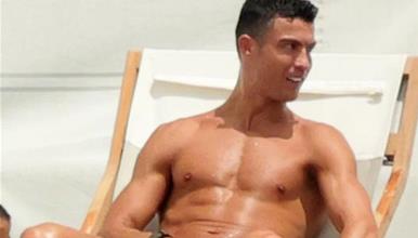 Фото: Кристијано Роналдо се соблече, поубавиот пол во транс