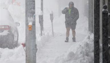 Трагедија во Турција: Снег падна од зграда и уби девојка, луѓето кои дотрчале да ѝ помогнат едвај се спасиле (ВИДЕО)