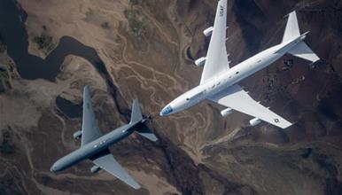 Авионот на „Судниот ден“ по повеќе децении прв пат е виден на аеродромот во Лос Анџелес- сите се чудат зошто се појави (ВИДЕО)