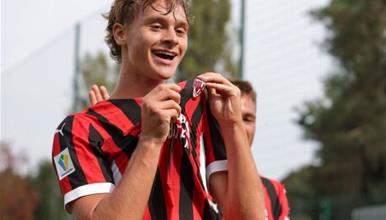 Синот на Златан Ибрахимовиќ облекува црвено-бел дрес, прв трансфер во кариерата