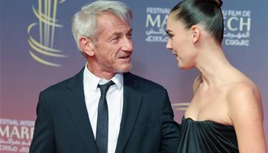 Фото: Шон Пен „уловен“во друштво со млада убавица