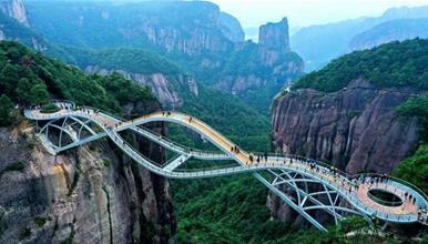 Виткаст, стаклен мост: Дело на човечка рака или на вештачката нтелигенција?