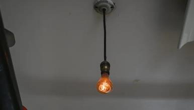 Сијалица, стара 125 години се уште свети- се наоѓа во противпожарна станица (ВИДЕО)