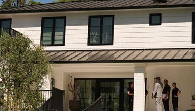 Жената што пукаше во куќата на Ријана-обвинета за обид за убиство