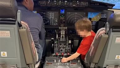 5- годишно дете ја шокира авио- индустријата: Пронајде грешка во прирачникот за обука на пилоти (ВИДЕО)