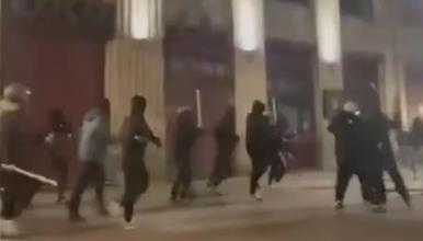 Масовна тепачка на навивачи, има повредени (ВИДЕО)