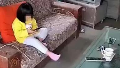 Телефон експлодира во рацете на мало девојче и продолжи да гори (ВИДЕО)