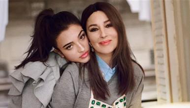 Фото: Прва насловна страница: Помладата ќерка на Моника Белучи позира со нејзината мајка за италијанскиот „Vogue“