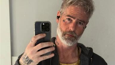 Познат Тиктокер е уапсен под обвинение за повеќекратни силувања 