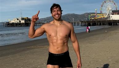 Синот на Арнолд Шварценегер победи на своето прво натпреварување во бодибилдинг (ФОТО)