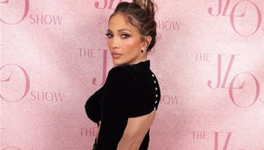 Џенифер Лопез во тесен црн фустан- фановите воодушевени (ВИДЕО)