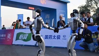 Роботи заедно со луѓе трчаа низ улиците на Пекинг- „Молња“ собори рекорд во полумаратон (ВИДЕО)