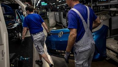 Германскиот гигант го забавува производството: Ќе се намалат 50.000 работни места до 2030