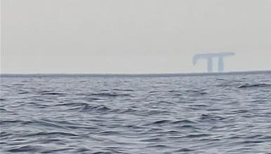 Патници на брод снимиле морничави сцени од огромни фигури како лебдат над морето: Ова се вонземјани 