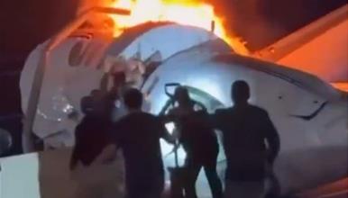 Авион падна на автопат во Тексас- луѓе кршат прозорци за да ги спасат патниците (ВИДЕО)