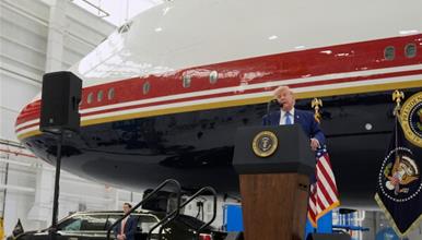 Трамп го претстави луксузниот претседателски авион, што му го подари Катар (ВИДЕО) 