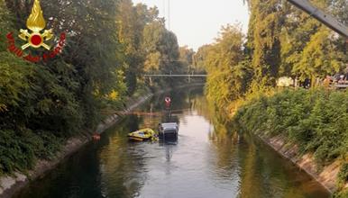 Автомобил со деветмина тинејџери слета во канал, тројца загинаа- трагедија во Италија (ВИДЕО) 
