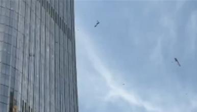 Мал авион се заби во највисокиот облакодер во Пекинг (ВИДЕО)