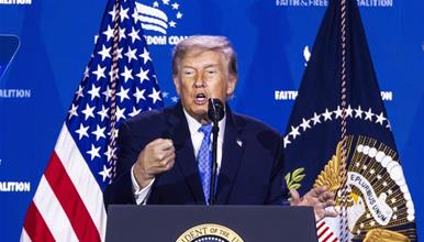 Трамп ѝ се заканува на Европа со 100% царини- ЕУ: Решително ќе реагираме