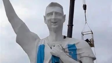 Меси доби бизарна статуа од 70 тони, сите се чудат на местото на трофејот (ВИДЕО)