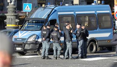 Полицијата трага по маж од Бангладеш, кој ноќеска со сатар уби цело семејство- масакр во Рим