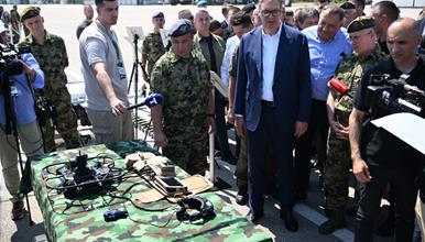 Вучиќ го претстави новото српско оружје, најави задолжителен воен рок од март (ВИДЕО)
