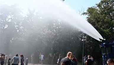 Берлинската полиција со водени топови ги разладува граѓаните (ВИДЕО)