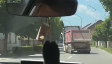 Возач на камион изгуби контрола на патот во Петриња, речиси се судри со автобус (ВИДЕО)