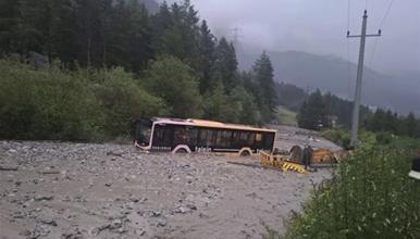Невреме погоди делови од Австрија синоќа, одрон однесе автобус