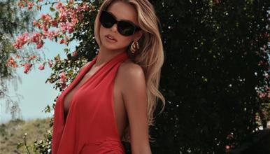 Ѕвездата од „Baywatch“ ужива на хрватскиот брег, се пофали со фотографии