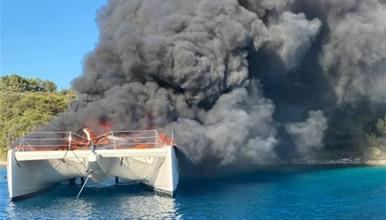 Видео: Пожар во близина на Хвар зафати катамаран со патници 
