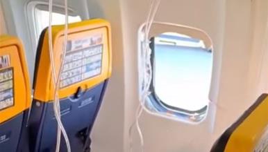  Драма на небото: Прозорец на авион се скрши, патниците спасувале Србин (ВИДЕО)