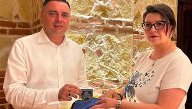 Десетгодишно момче од Украина му подари на градоначалникот Митко Јанчев знаме и ознака од воената единица на својата мајка 