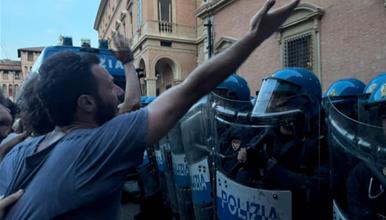 Насилни протести во Болоња поради смрт на Мароканец, кој почина при апсење- гореа автомобили (ВИДЕО)