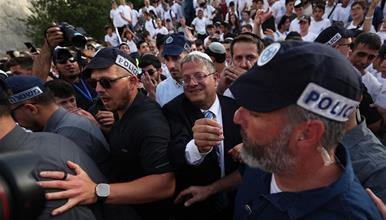 Израелски  министер со илјадници екстремисти влезе во најсветата муслиманска џамија, Ал Акса (ВИДЕО)