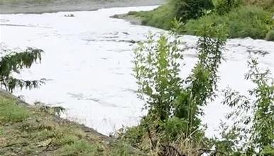 Реката Лепенец покриена со необична пена на влевот во Вардар