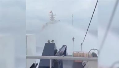 Кинеска крајбрежна стража со водени топови пука во филипински бродови (ВИДЕО)