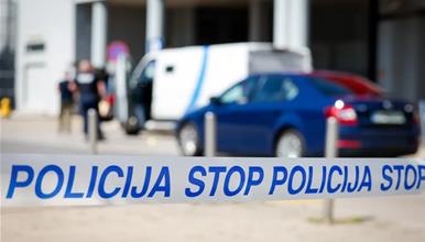 Филмски грабеж во Словенија- од комбе за превоз на пари украле 100.000 евра, полицијата во потера 