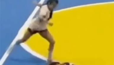 Ужас на теренот: Фудбалерка со цела сила ја клоца противничката по глава (ВИДЕО)