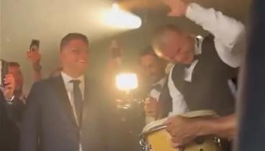 Халанд направи шоу на свадба во Италија: Ги зема тапаните, па ги натера гостите да веслаат како Викинзи (ВИДЕО)