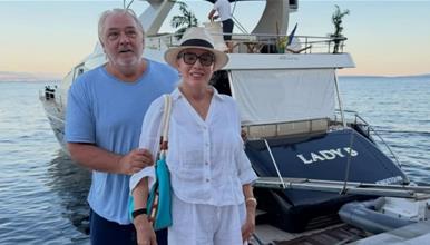 Лепа Брена со сопругот крстарат низ Јадранското Море во новата јахта (ФОТО)