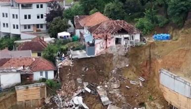 Драматично во Нови Пазар: Половина куќа виси во бездна, свлечиштето ја носи (ВИДЕО)