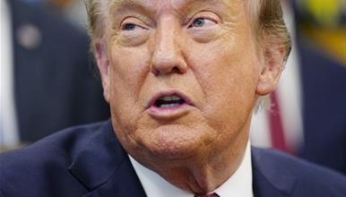 Голем пад на рејтингот на Трамп меѓу белците 