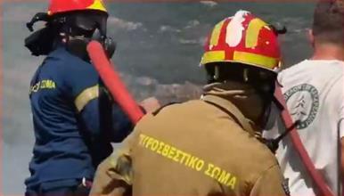 Видео: Драма во близина на Атина: Огнот голта куќи и шуми 