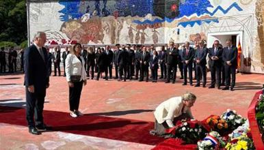 Делегација на СДСМ оддаде почит во Пелинце по повод Денот на Републиката