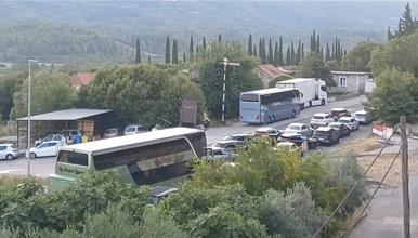 Колоните возила на југот на Хрватска надминуваат 20 километри, локалното население ги прима патниците во своите домови