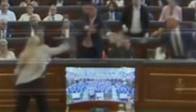 Албин Курти е гаѓан со јајца во косовското собрание (ВИДЕО)