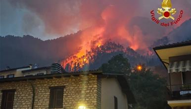 Голем шумски пожар избувна кај најголемото езеро во Италија, евакуирани повеќе од 200 луѓе