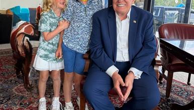 Ерик Трамп објави фотографија од својот татко, луѓето мислат дека е вештачка интелигенција